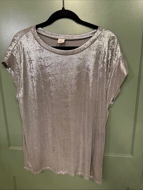 Women's Silver  Short Sleeve Tee - Casual Luxe